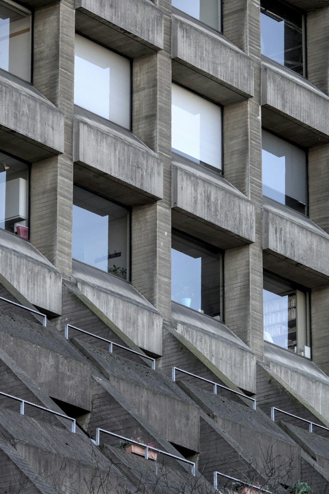 A tall building with lots of windows and balconies
